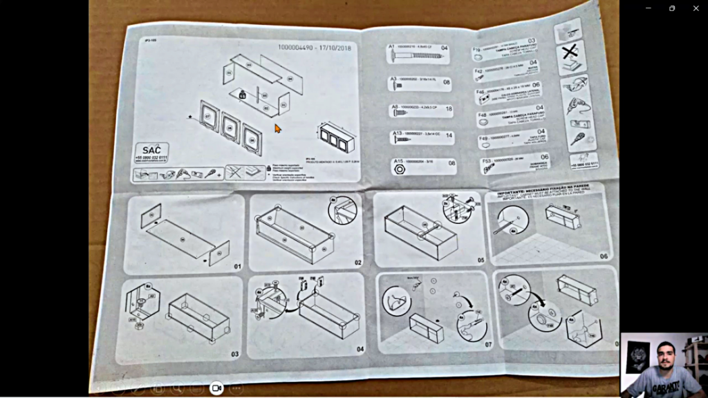 Uma aula do curso de montador de móveis mostrando a montagem de uma armario de cozinha